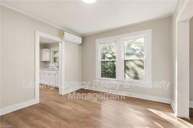Building Photo - 2051 Bloomfield Dr