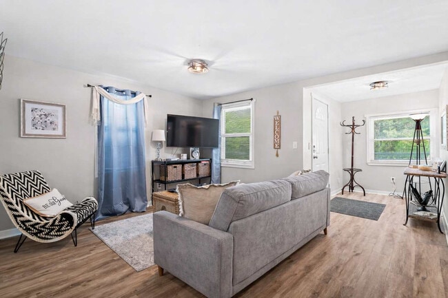 Building Photo - 7525 Lake Rd E