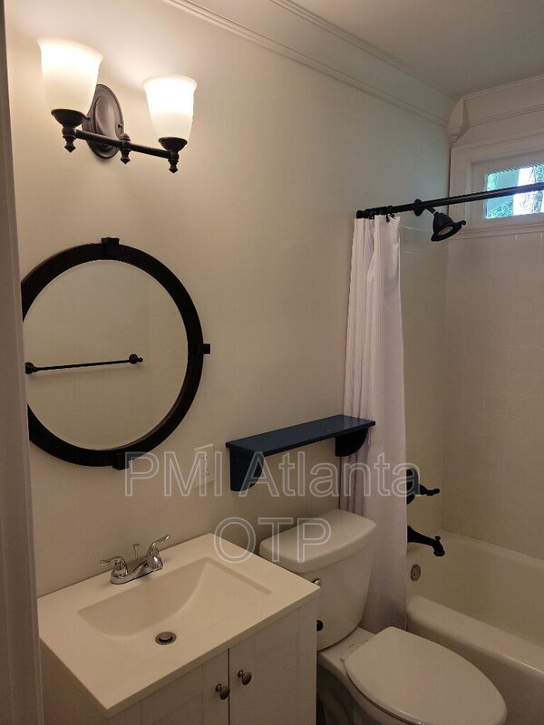 Building Photo - 1952 Wellbourne Dr NE