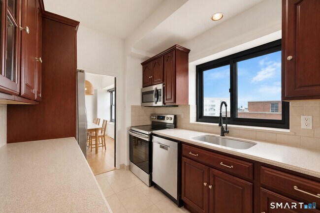 Building Photo - 44 Strawberry Hill Ave