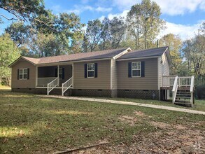 Building Photo - NEW LISTING! 3 Bedroom/ 2 Full Bath Home L...