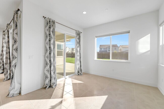 Building Photo - Beautiful Corner Lot 3 Bed 3 Bath Home