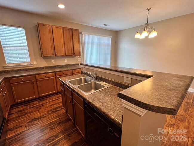 Building Photo - 142 Silverspring Pl