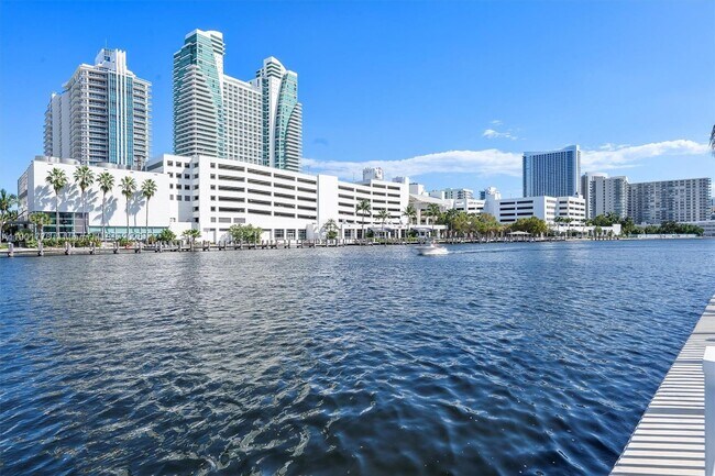 Building Photo - 600 Parkview Dr