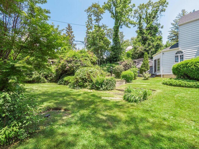 Building Photo - 221 Manhasset Ave
