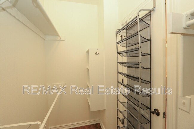 Building Photo - 303 NW Palomino St