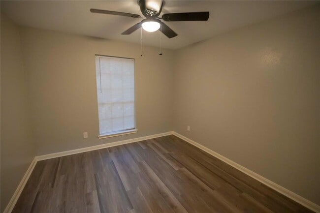 Building Photo - 3318 Kentwood Dr