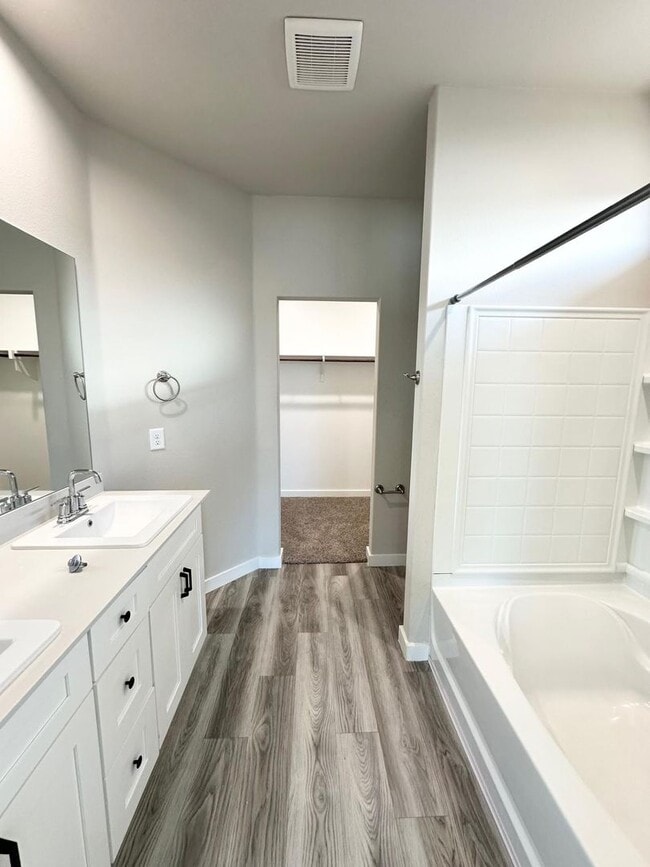 Building Photo - 3 Bedroom 2.5 Bathroom Ready to Rent ASAP!