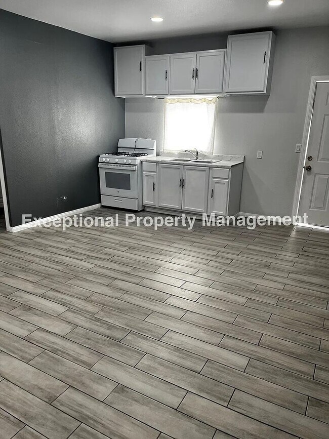 Building Photo - 8047 Laurel Ave