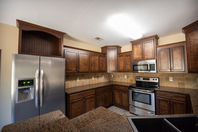 Building Photo - Beautiful home available from May 5!