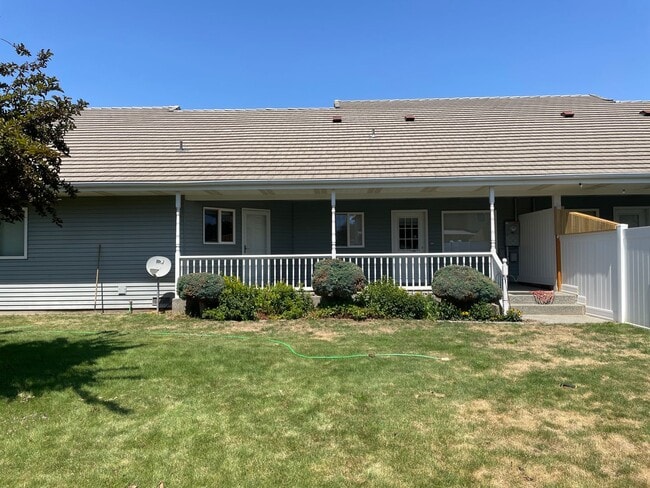 Building Photo - Cozy Home Feel, One Floor Living, Great Ba...