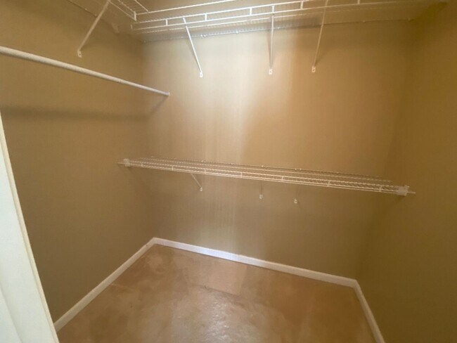 Building Photo - Spacious 3Bed/2Ba Brick Home in a Quiet Ne...