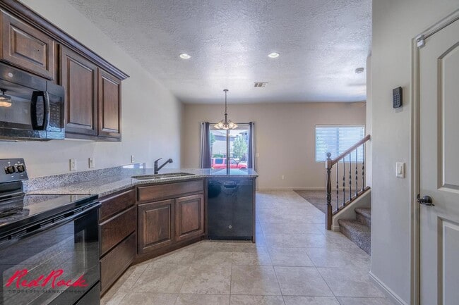 Building Photo - Charming 3 bedroom Townhome. 2 Community Pools!