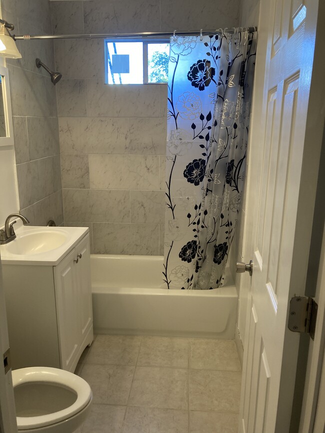 Remodeled bathroom - 1523 Congress St