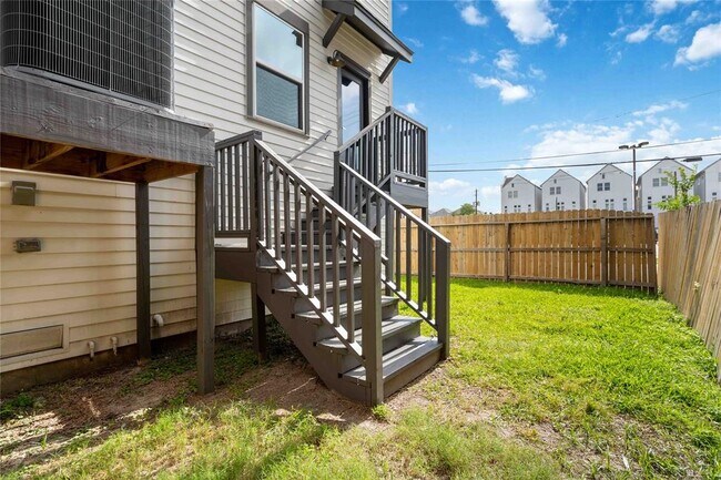 Building Photo - 1302 W 23rd St