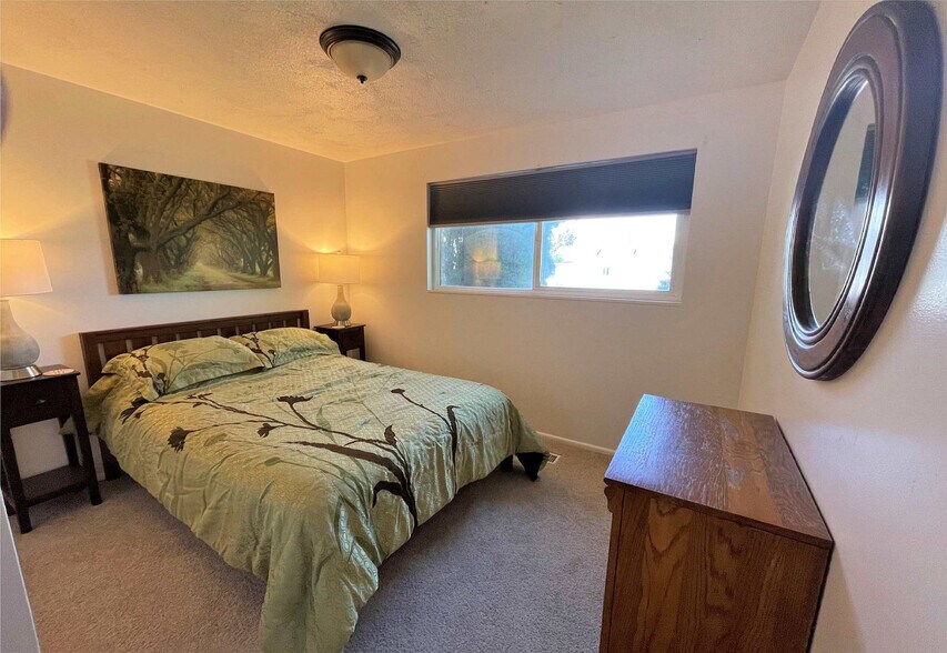 Building Photo - 10499 S Carnation Dr