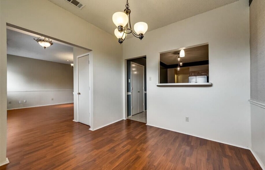 Building Photo - 807 Burr Oak Dr