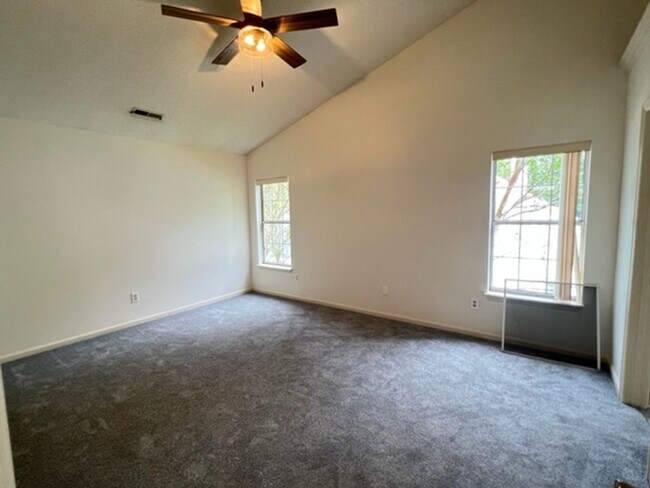Building Photo - 3 Bedroom 2.5 Bath House in Sweetgrass - M...