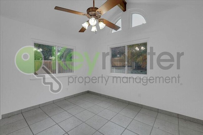 Building Photo - 1330 Kingswood Dr