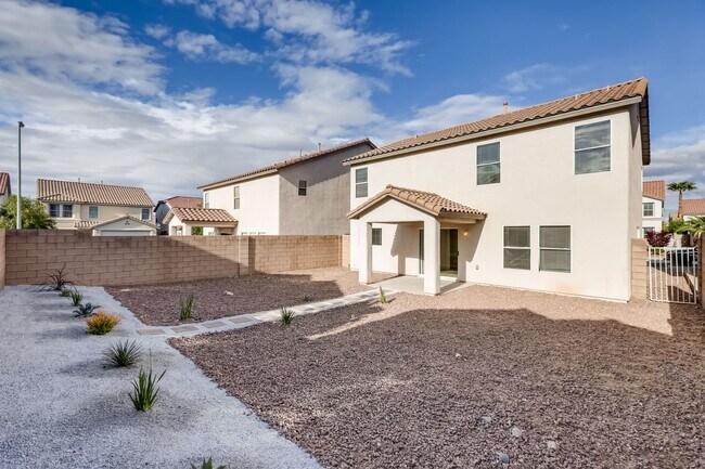 Building Photo - Beautiful 3 bedroom, 2.5 bath 2 story home!