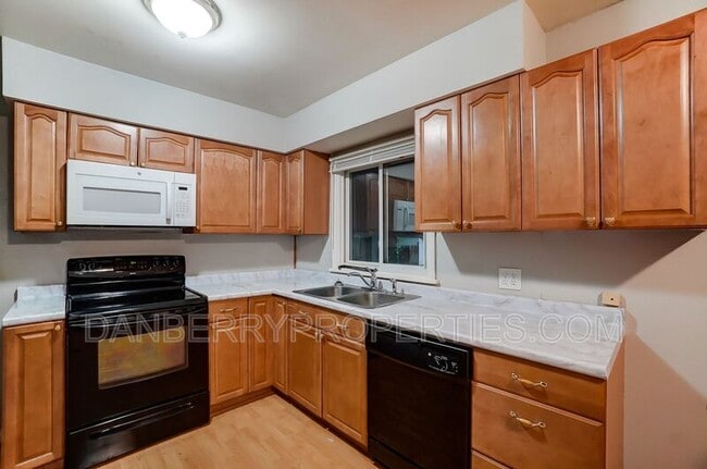 Building Photo - 915 Independence Rd