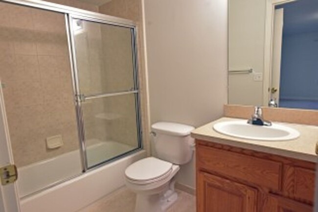 Building Photo - Shelby Twp 2-Bedroom,2-Bath, attached gara...