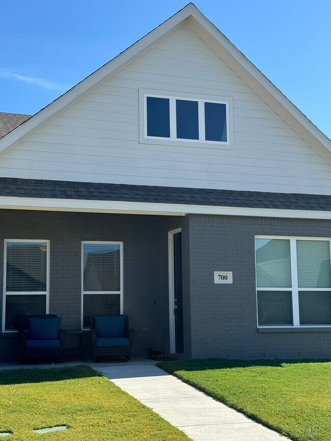 Building Photo - 3/2/2 Godley ISD + Pet Welcome