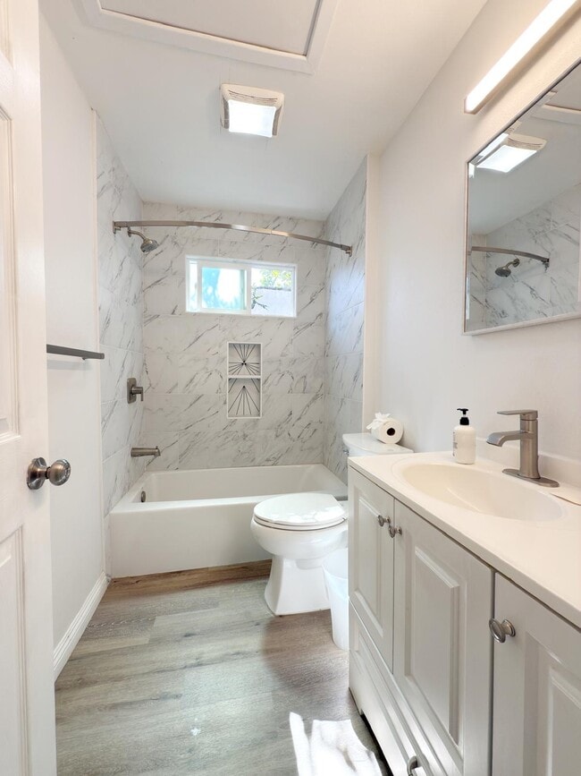 Building Photo - Atwater Village Bungalow Unit #1