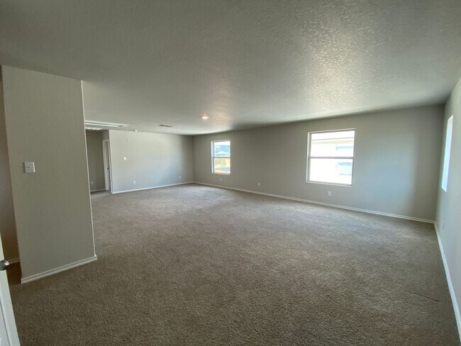 Building Photo - Spacious 4 Bedroom ~ Convenient to JBSA Ra...