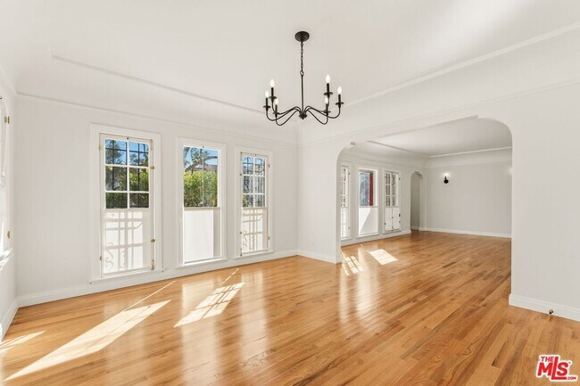 Building Photo - 123 N Orange Dr