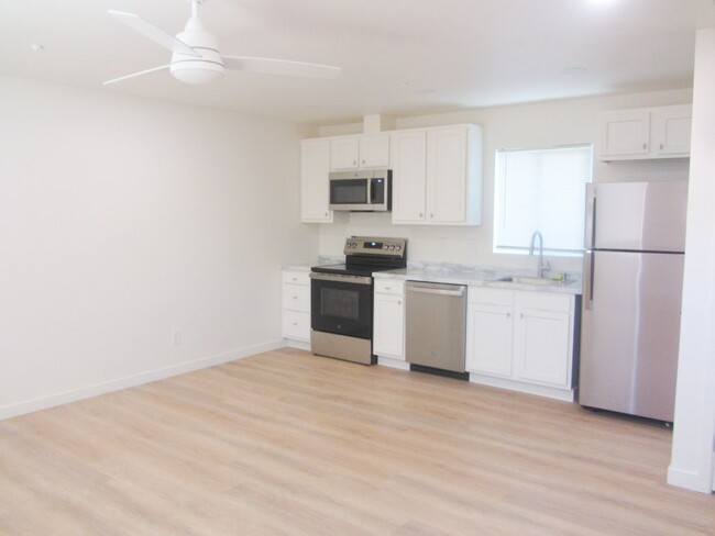Building Photo - Center (267) North