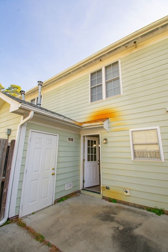 Building Photo - 2 Bedroom 2.5 Bathroom Townhome