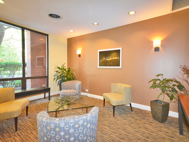 Building Photo - 901 S Plymouth Ct