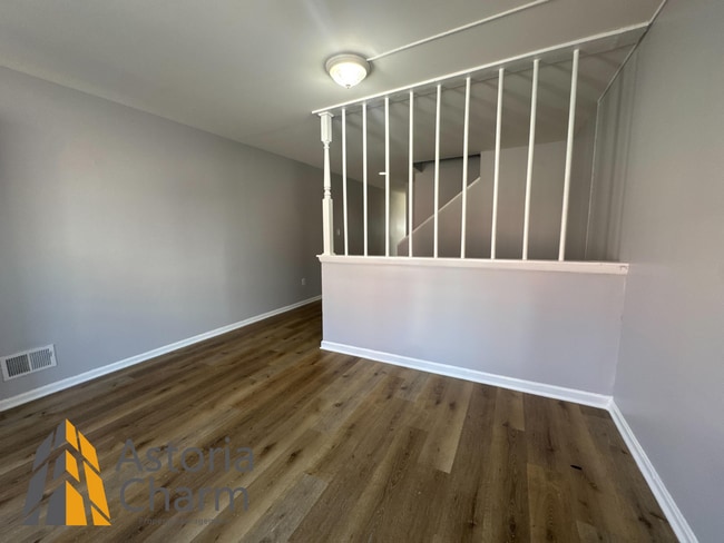 Building Photo - Updated 2 Bedroom Home with Modern Kitchen