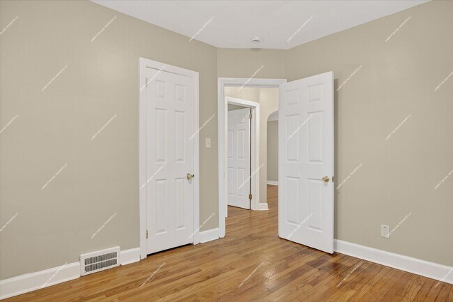 Building Photo - Charming 3-Bedroom Brick Bungalow for Rent in Detroit!