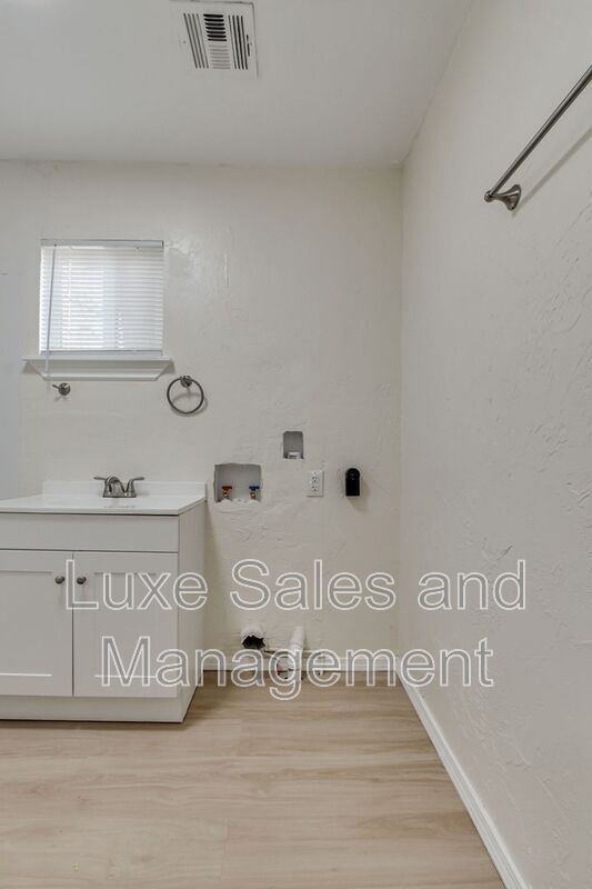 Building Photo - 905 E Rogers St