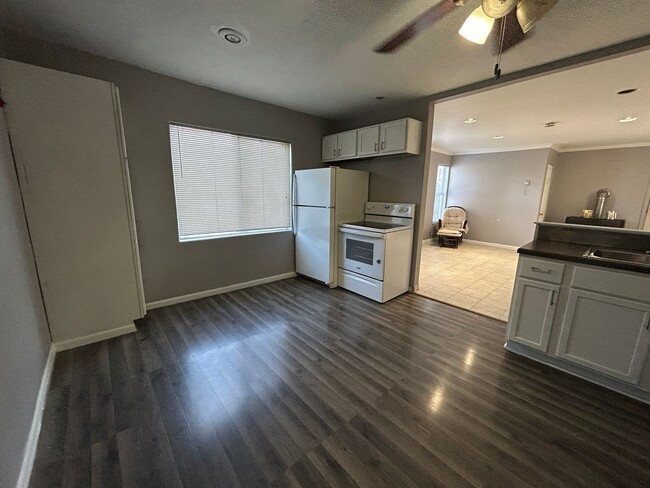 Building Photo - Cute Single Family 2 bedroom home