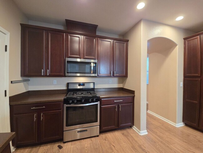 Building Photo - Gorgous 3 Bedroom 2/5 Bath home in HOA