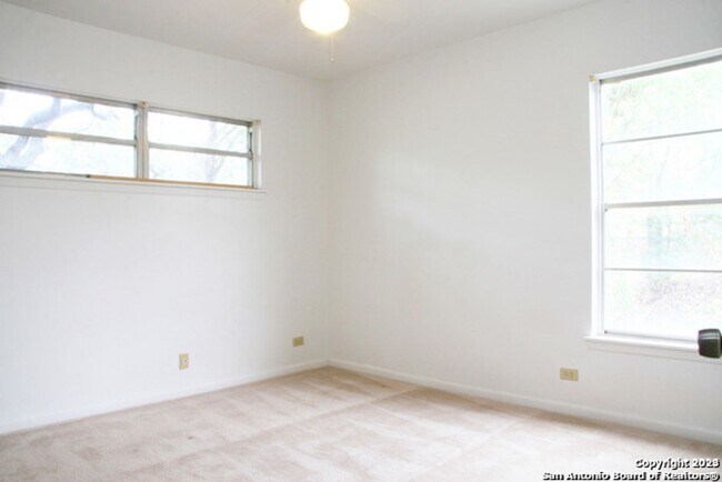 Building Photo - 3 Bedroom/2 Bath Glen Oaks Park Subdivision