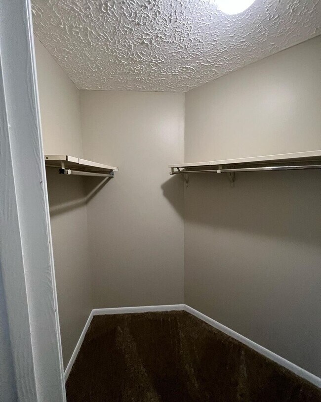 Building Photo - Single story two bedroom, two bathroom apartment!