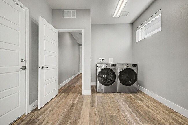 Building Photo - Modern Loft-Style Home Minutes from the Strip