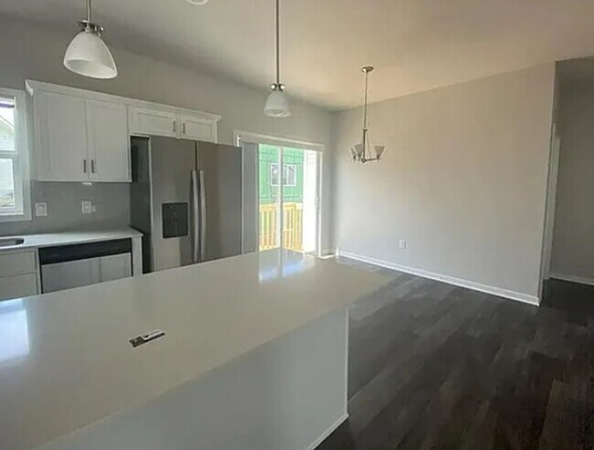 Building Photo - Newer 3BR 2.5ba house in Urbandale, available July 6th!