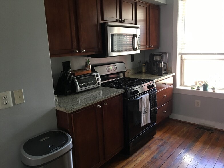 Kitchen - 135 N Belnord Ave