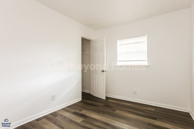 Building Photo - Welcome to your absolutely adorable, move-in ready 3 bed, 1 bath!