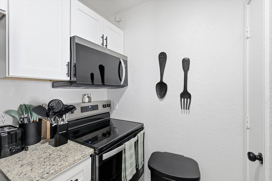 Building Photo - 2160 E Arkansas Ln