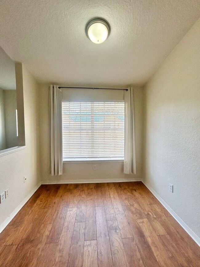 Building Photo - Stylish 3/2 Corner-Unit Condo with Resort ...