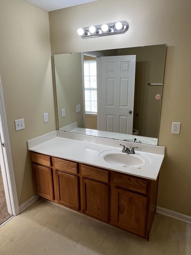 Building Photo - Refreshed 3 Bedroom House in NW Charlotte