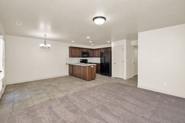 Building Photo - Beautiful 3 Bed, 2.5 Town Home in West Haven, Pet Friendly! Available NOW!