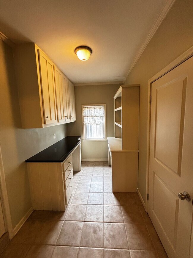 Building Photo - Brookside Charmer on secluded dead end street, just a 2 minute distance to restaurants, shopping ...