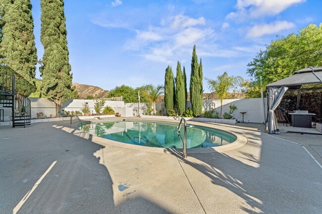 Building Photo - "Experience Luxurious Living: Spacious 4-B...